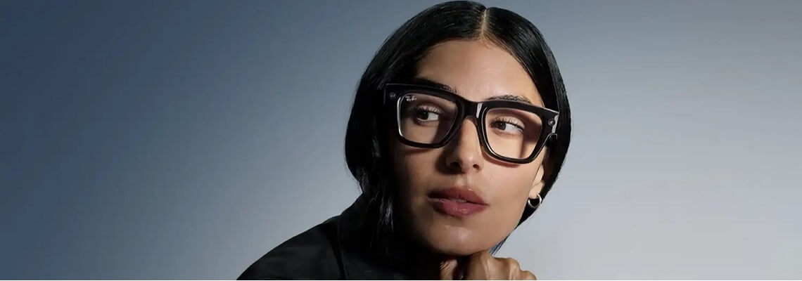 Футуристический портрет человека в умных очках.