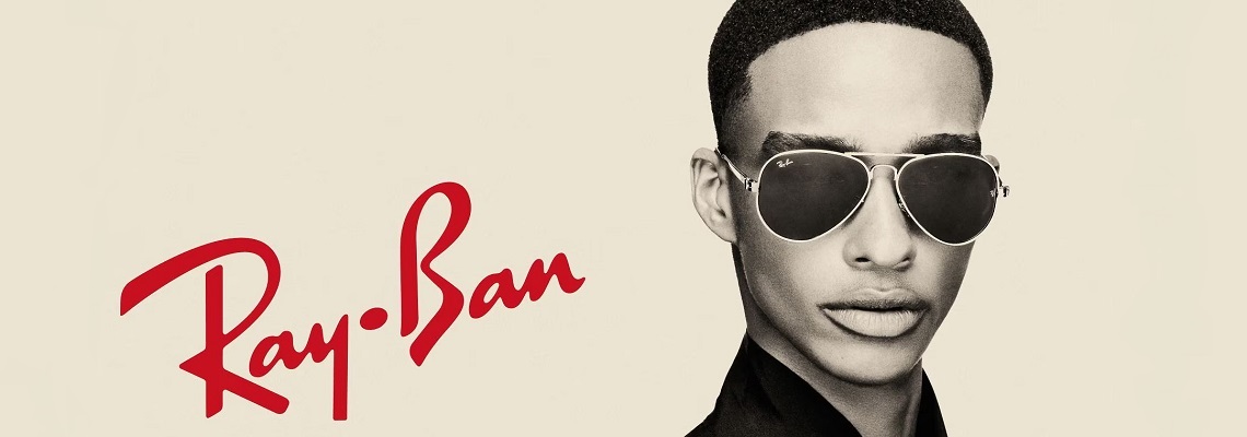Модель в окулярах Ray-Ban RB 3925 колекція 2026 року.